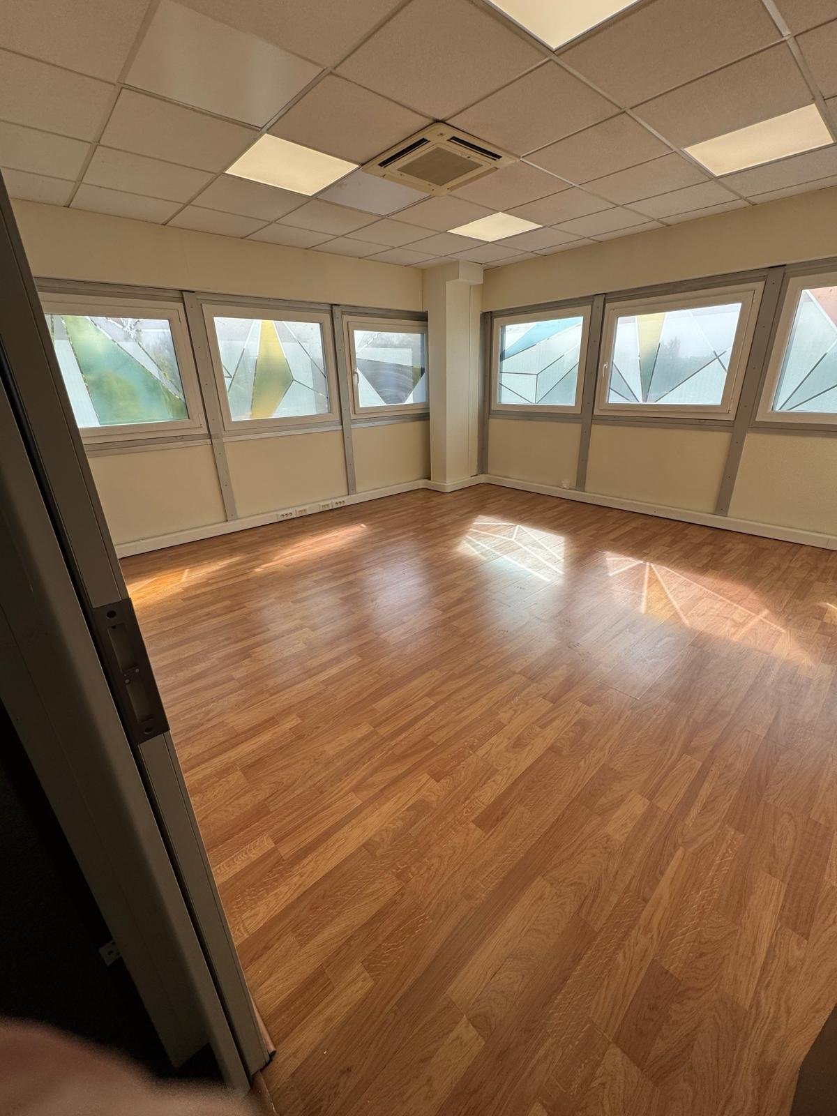 Bureau d'angle lumineux avec parquet et climatisation