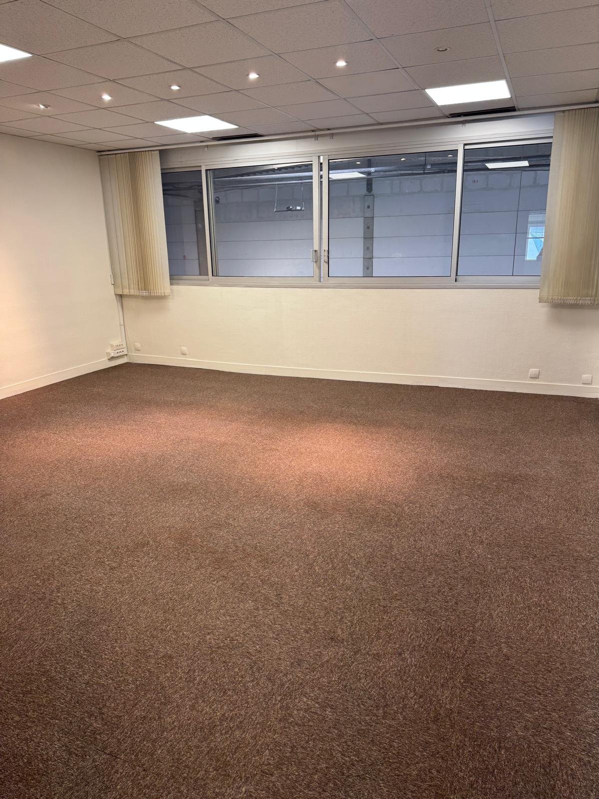 Open space avec vue sur la zone d'activité