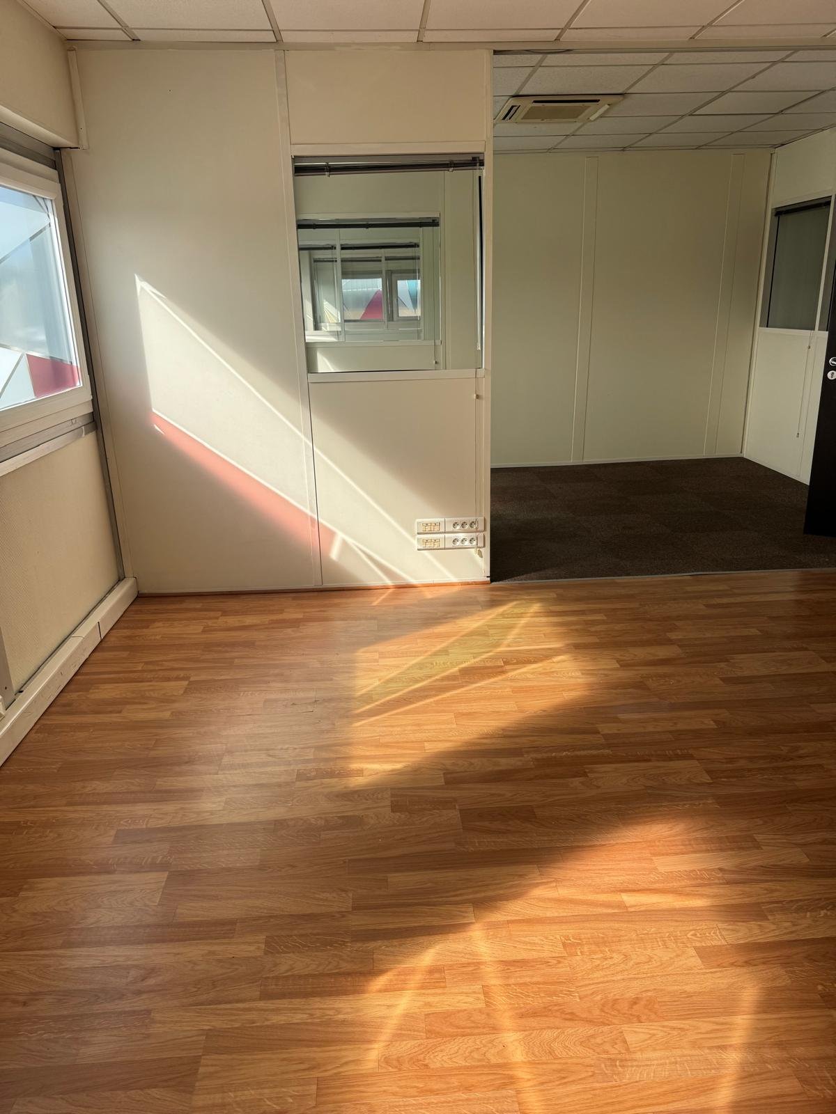 Bureau parquet ensoleillé avec cloison modulable